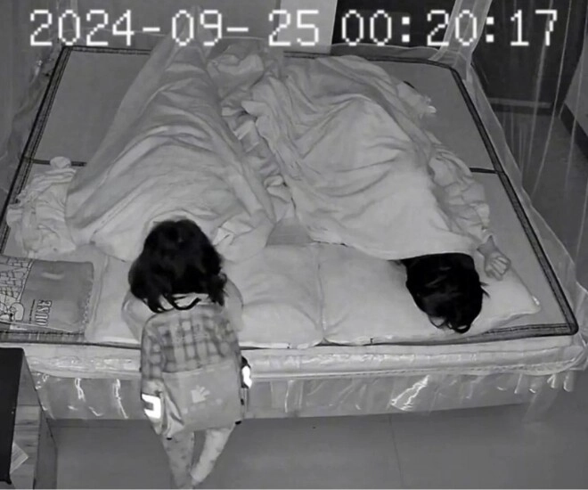 Camera ghi lại cảnh nửa đêm đôi vợ chồng đang ngủ con gái mang cặp sách lén vào phòng làm chuyện không ngờ - 1