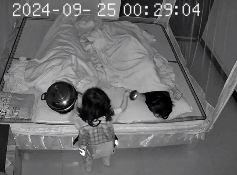 Camera ghi lại cảnh nửa đêm đôi vợ chồng đang ngủ con gái mang cặp sách lén vào phòng làm chuyện không ngờ - 2