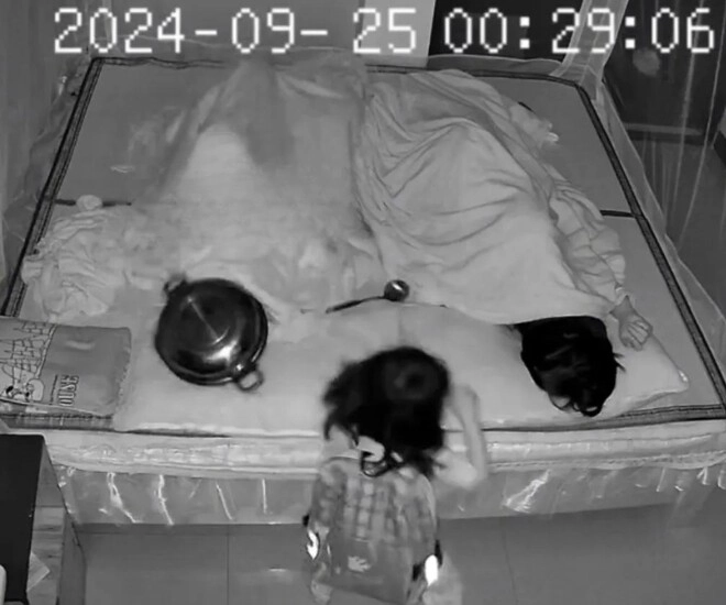 Camera ghi lại cảnh nửa đêm đôi vợ chồng đang ngủ con gái mang cặp sách lén vào phòng làm chuyện không ngờ - 3
