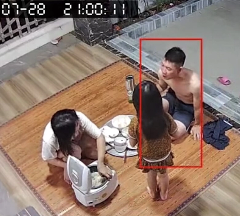 Camera ghi lại cảnh thân mật của cặp vợ chồng trẻ trước mặt con nhỏ dân tình liên tục bình luận - 1
