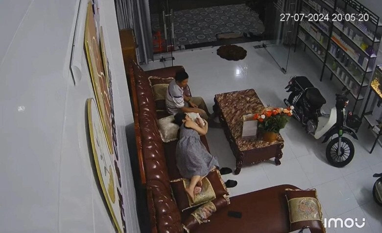 Camera ghi lại cảnh thân thiết của bố và con gái lớn khiến cộng đồng mạng bùng nổ bình luận - 1