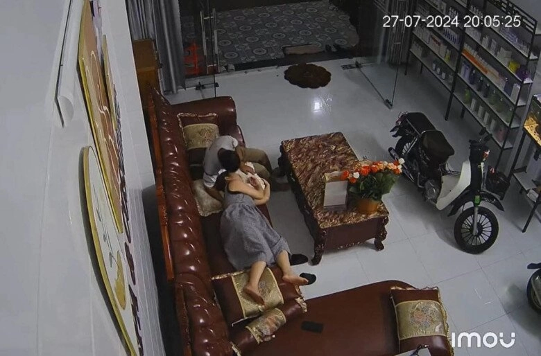 Camera ghi lại cảnh thân thiết của bố và con gái lớn khiến cộng đồng mạng bùng nổ bình luận - 2