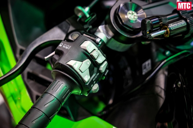 Cận cảnh kawasaki zx-10r 2025 vừa ra mắt - bình cũ rượu mới tại bims 2025 - 12