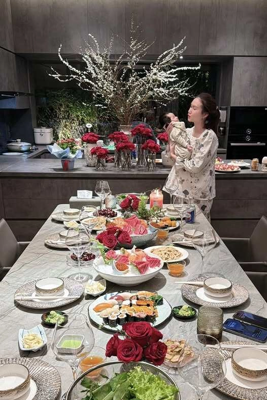 Cảnh ăn uống xa hoa của diễn viên hương giang sau sinh quý tử mẹ cho con bú vẫn làm hẳn tiệc sashimi mừng đầy tháng - 2