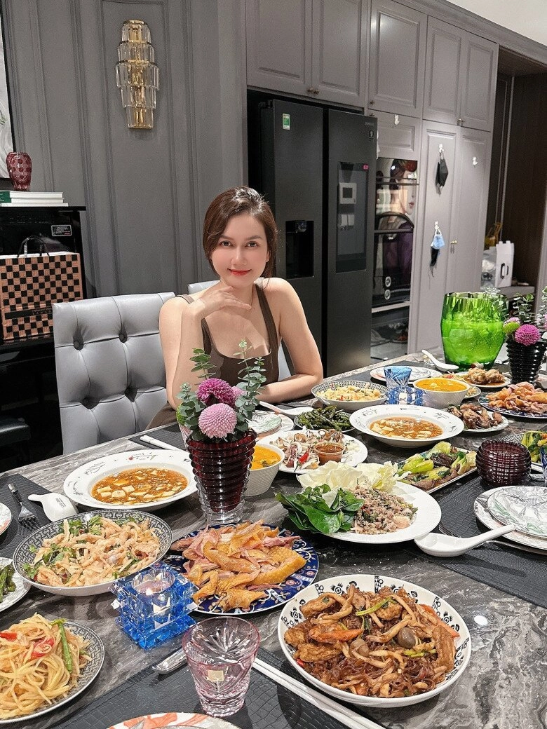 Cảnh ăn uống xa hoa của diễn viên hương giang sau sinh quý tử mẹ cho con bú vẫn làm hẳn tiệc sashimi mừng đầy tháng - 5
