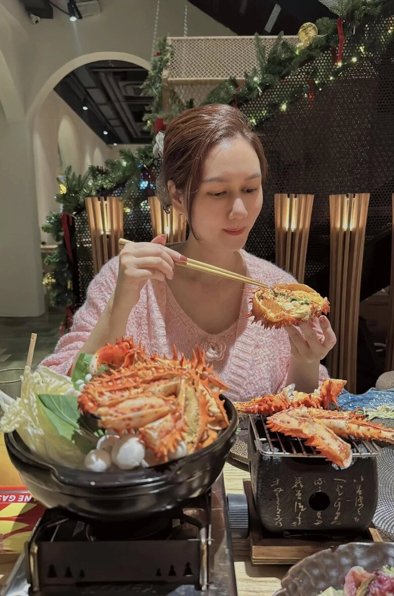 Cảnh ăn uống xa hoa của diễn viên hương giang sau sinh quý tử mẹ cho con bú vẫn làm hẳn tiệc sashimi mừng đầy tháng - 6
