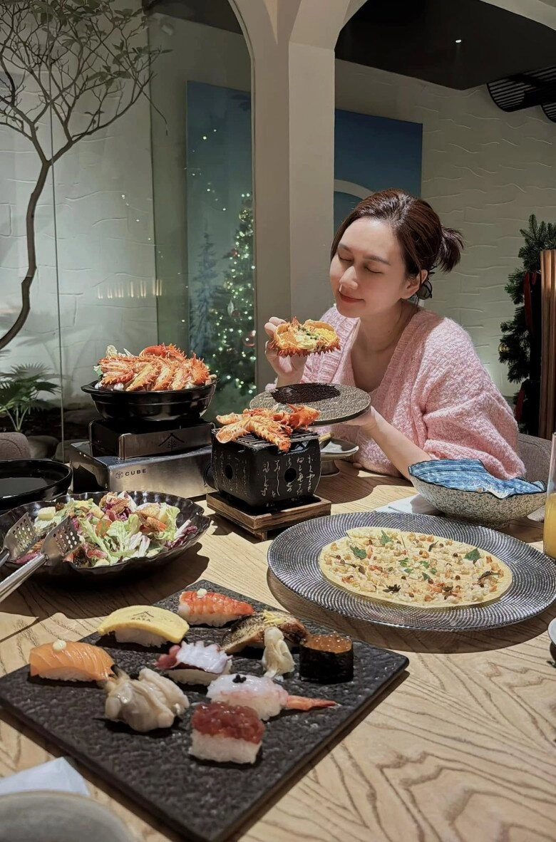 Cảnh ăn uống xa hoa của diễn viên hương giang sau sinh quý tử mẹ cho con bú vẫn làm hẳn tiệc sashimi mừng đầy tháng - 7