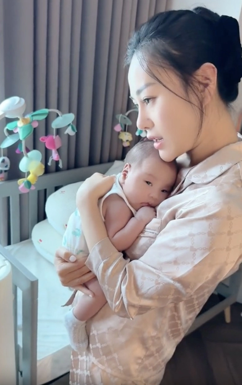 Phương oanh khoe một ngày chăm con shark bình ở khu nhà giàu đúng chuẩn phu nhân đại gia bị soi điểm lạ ở bàn tay - 5