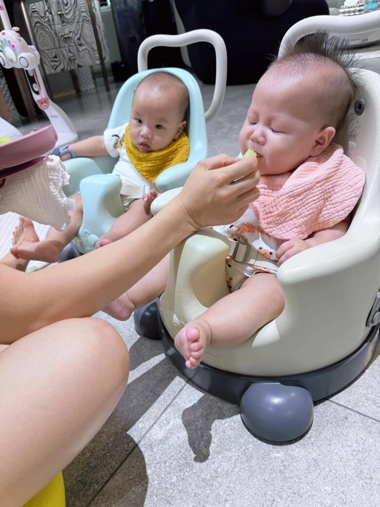 Cặp sinh đôi nhà phương oanh shark bình càng lớn càng khác nhau - 9