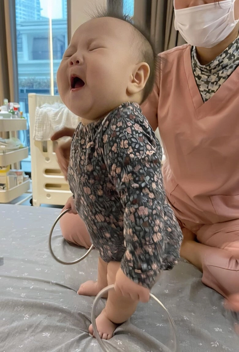 Cặp sinh đôi nhà phương oanh shark bình càng lớn càng khác nhau - 10