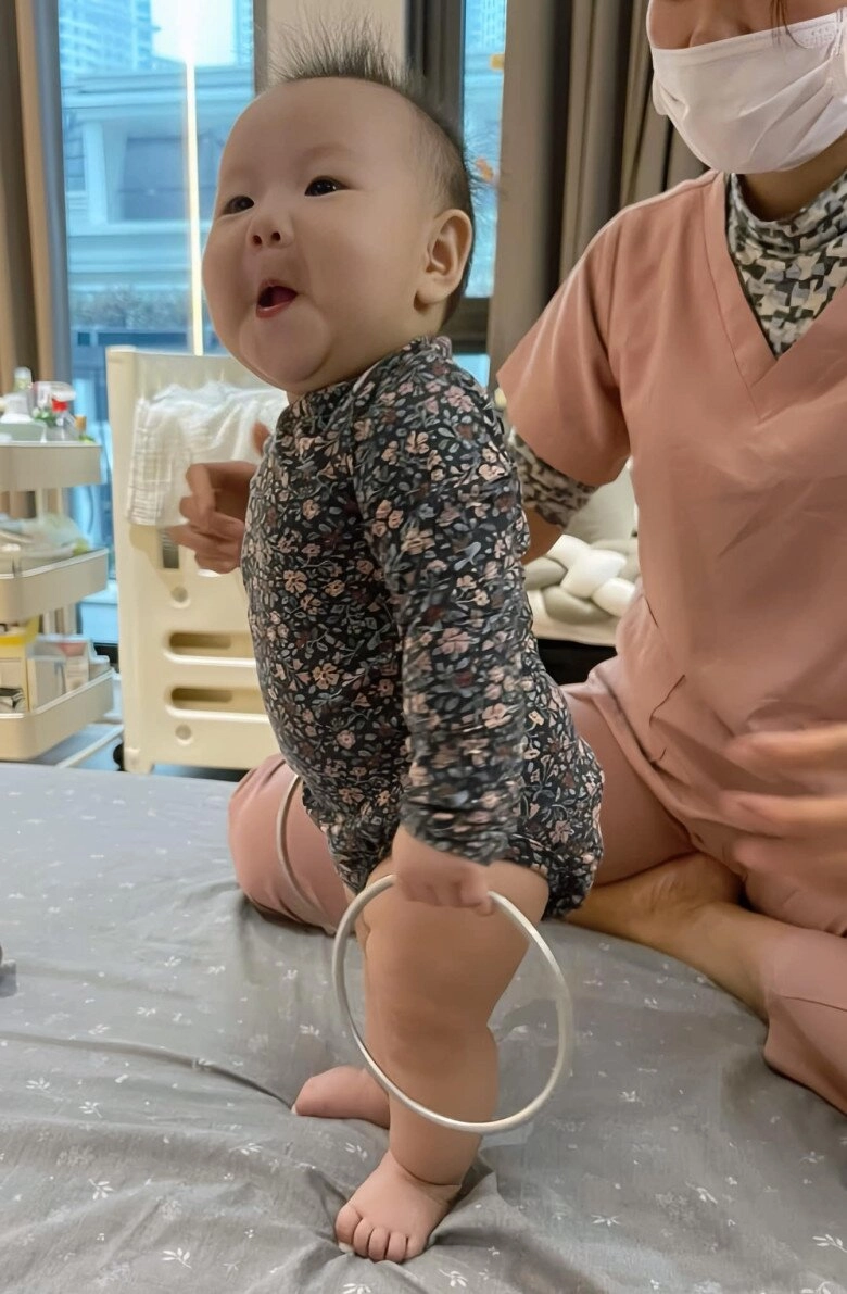 Cặp sinh đôi nhà phương oanh shark bình càng lớn càng khác nhau - 11