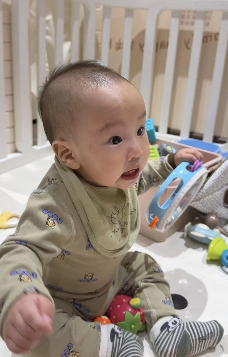 Cặp sinh đôi nhà phương oanh shark bình càng lớn càng khác nhau - 14