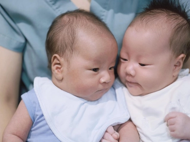 Cặp sinh đôi nhà phương oanh shark bình hóa ra là cây hài dự nhập hội cùng cặp sinh đôi nhà hà hồ kim lý - 6