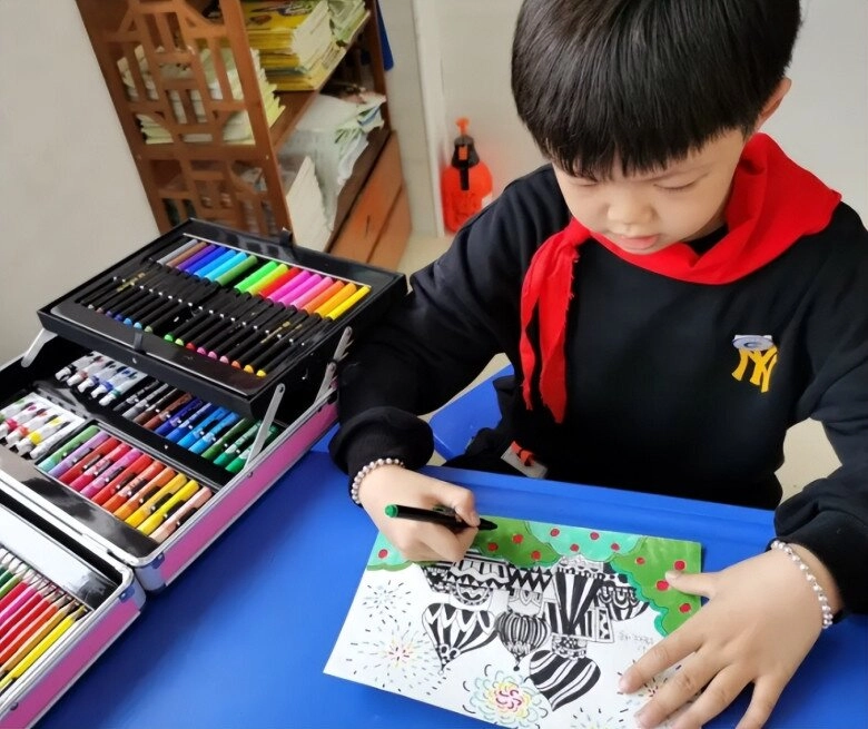 Cậu bé lớp 1 vẽ tranh ông nội ai nhìn cũng khen nhưng cô giáo lại lắc đầu không cho vào lớp - 3