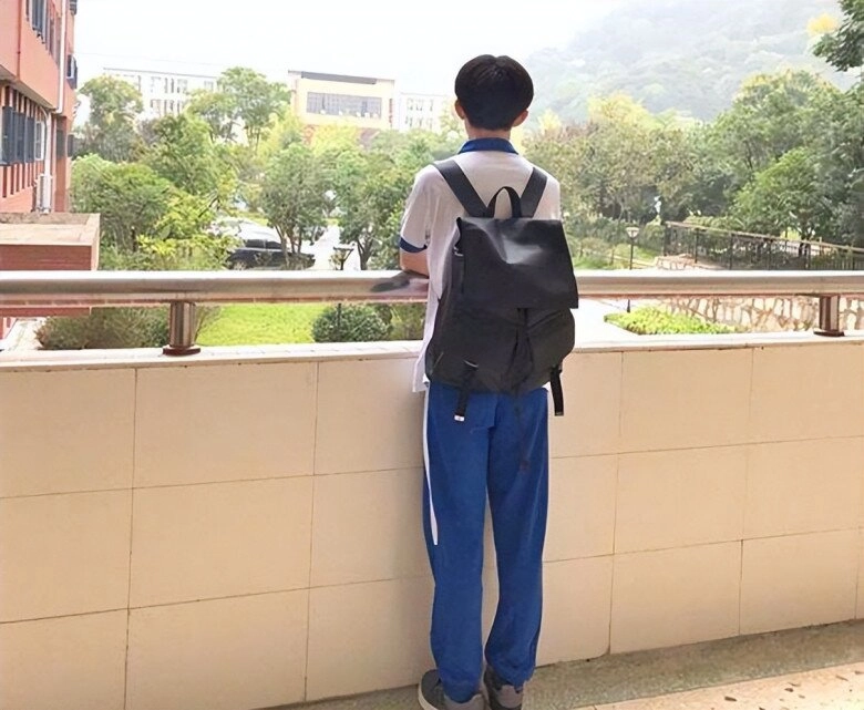 Cậu bé mồ côi sang anh làm giám đốc không quay về quê hương âm thầm chuyển 55 tỷ cho mẹ nuôi và nói 1 câu - 3