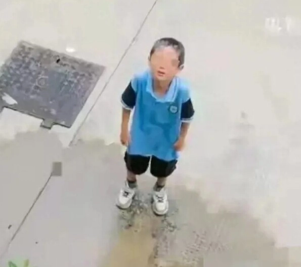 Cậu bé tiểu học bị mẹ đổ 3 chậu nước lên người thay vì chỉ trích cộng đồng mạng lại tấm tắc khen ngợi - 1
