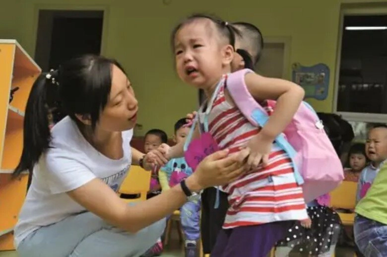 Vụ bé mẫu giáo tan học 3 ngày không thấy bố mẹ đến đón cô giáo mở cặp sách thì ngỡ ngàng gây tranh cãi - 1