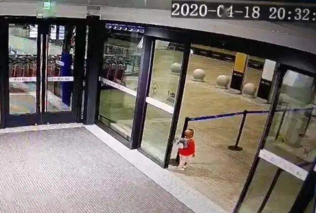 Vụ bé mẫu giáo tan học 3 ngày không thấy bố mẹ đến đón cô giáo mở cặp sách thì ngỡ ngàng gây tranh cãi - 2