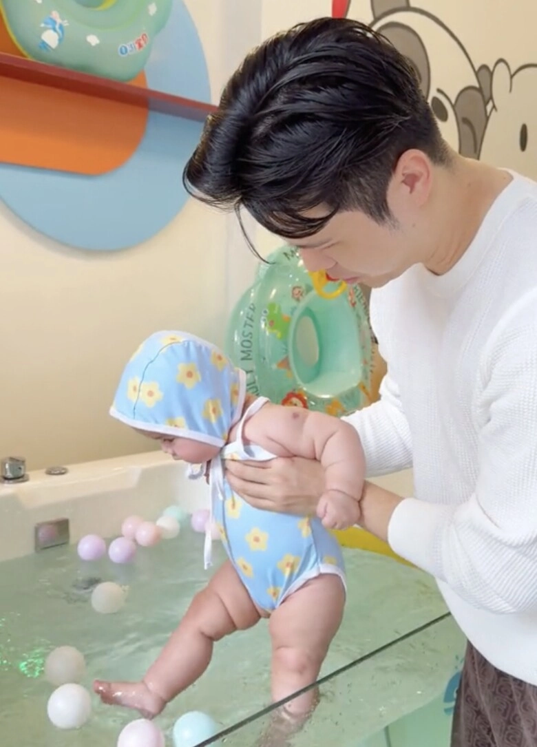 Ceo điển trai làm bố đơn thân được hội chị em xuýt xoa con gái sinh ở mỹ bụ bẫm mặt hệt bố - 2