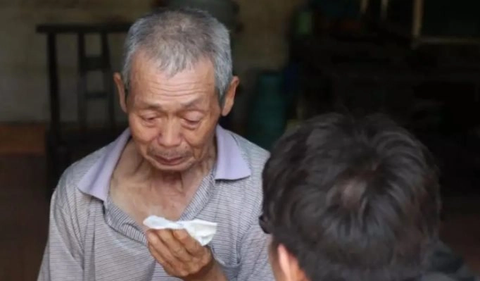 Cha qua đời con trai về làm đám tang nghe trưởng thôn nói mà chết sững tiền thừa kế 34 tỷ đã thuộc về người ăn xin - 1