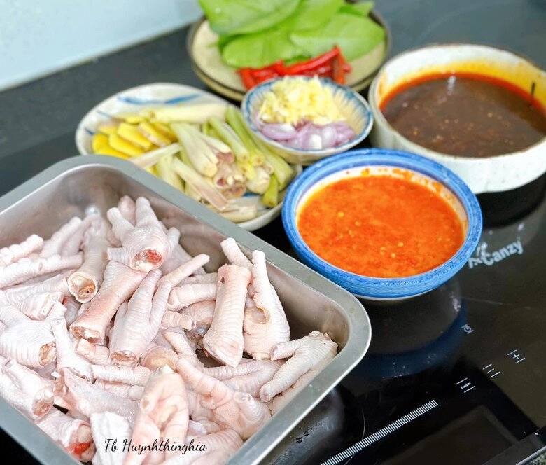 Chân gà không chỉ để luộc hay ngâm đem xào cay lên là hết nước chấm - 2