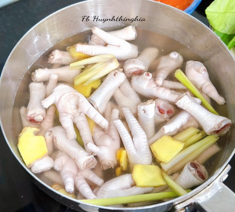 Chân gà không chỉ để luộc hay ngâm đem xào cay lên là hết nước chấm - 3