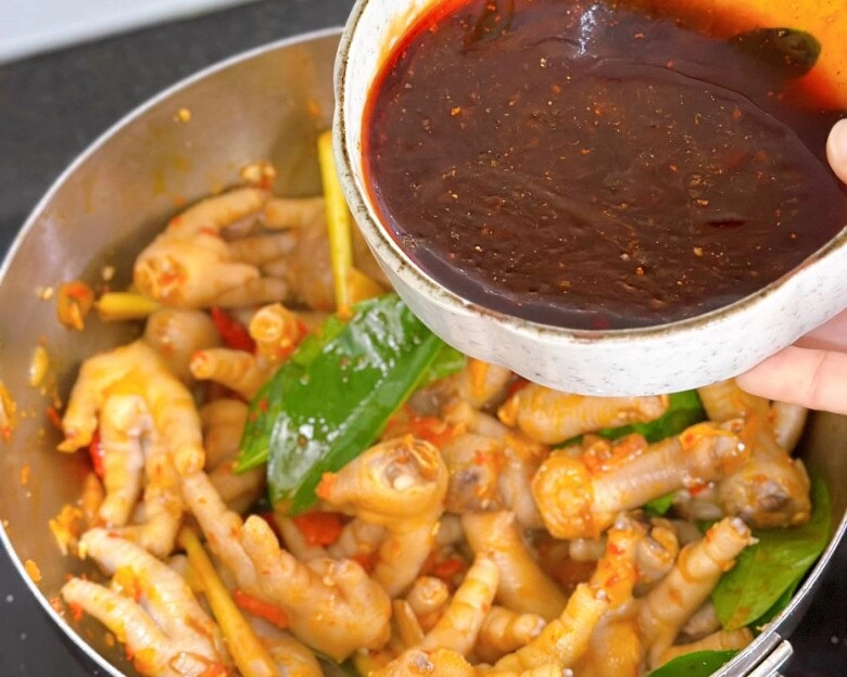 Chân gà không chỉ để luộc hay ngâm đem xào cay lên là hết nước chấm - 4