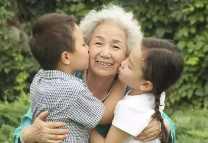 Cháu gái khóc lóc kể có người theo dõi con bà nghe xong hoảng loạn biết sự thật mới vỡ lẽ - 1