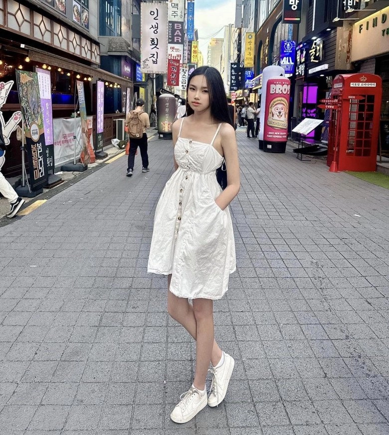 Cháu gái tỷ phú hoàng kiều khoe dáng chuẩn đại tiểu thư nhà tài phiệt với suối tóc đen dài nhan sắc gây thương nhớ - 1