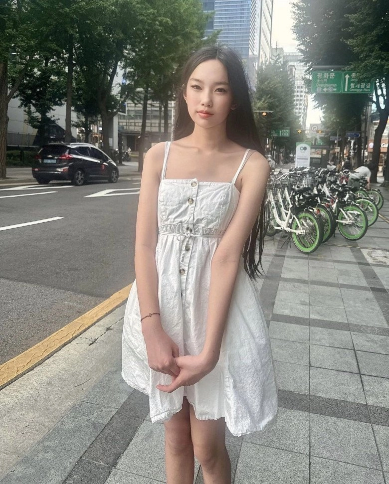 Cháu gái tỷ phú hoàng kiều khoe dáng chuẩn đại tiểu thư nhà tài phiệt với suối tóc đen dài nhan sắc gây thương nhớ - 2