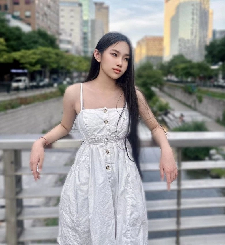 Cháu gái tỷ phú hoàng kiều khoe dáng chuẩn đại tiểu thư nhà tài phiệt với suối tóc đen dài nhan sắc gây thương nhớ - 3