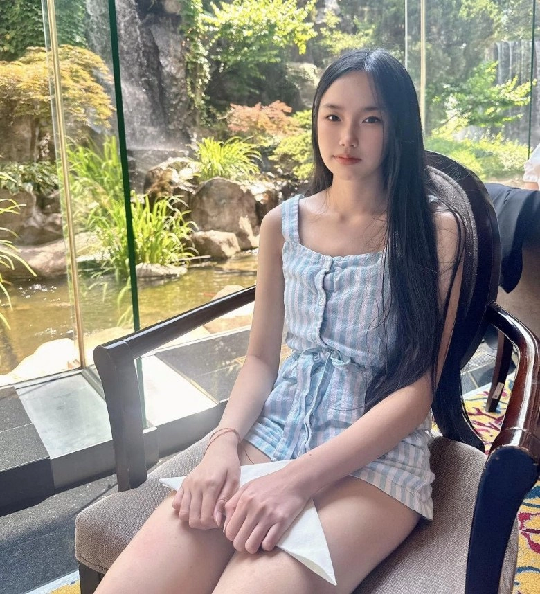 Cháu gái tỷ phú hoàng kiều khoe dáng chuẩn đại tiểu thư nhà tài phiệt với suối tóc đen dài nhan sắc gây thương nhớ - 5