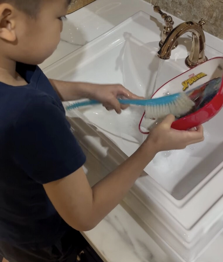 Cháu trai gia tộc giàu nhất nhì việt nam lộ ảnh hiếm về cuộc sống trong biệt thự dát vàng nhìn biết ngay cách mẹ nuôi dạy - 3