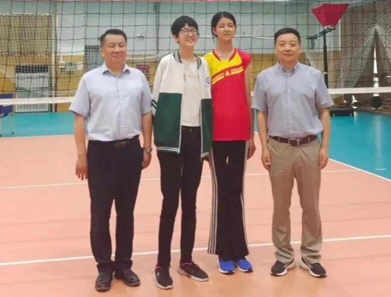 Chị gái 12 tuổi cao 1m90 nhìn sang cô em học tiểu học ai cũng ngỡ ngàng - 2