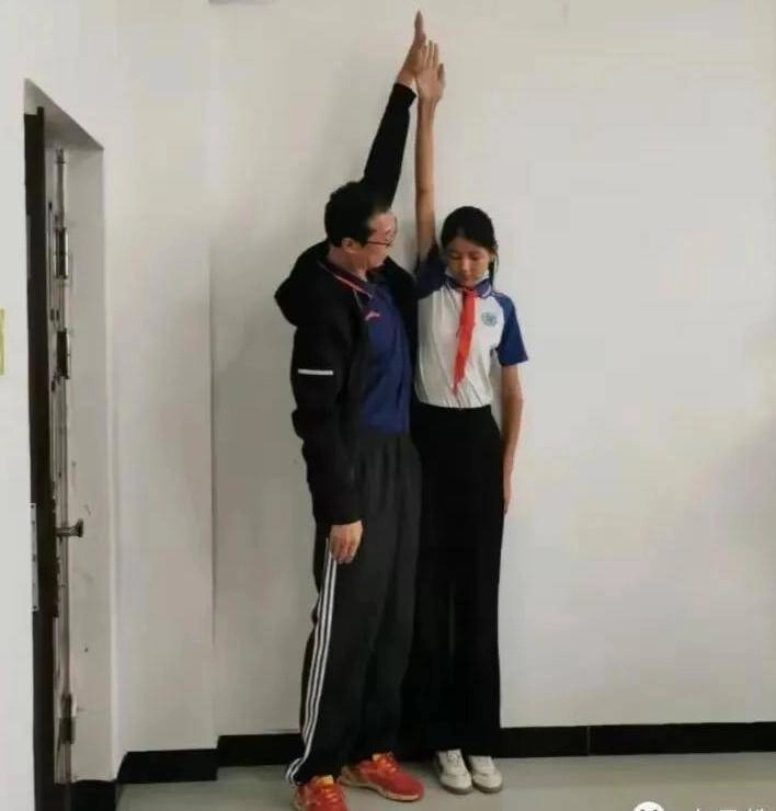 Chị gái 12 tuổi cao 1m90 nhìn sang cô em học tiểu học ai cũng ngỡ ngàng - 3