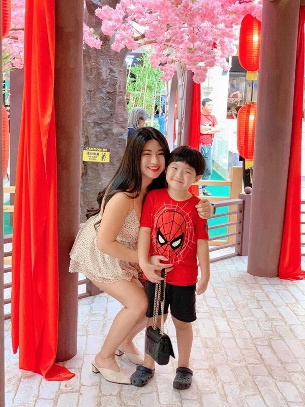 Chị gái mặc váy ngắn cũn cùng em trai gây chú ý ởphố đi bộ ai cũng tá hỏa khi biết mối quan hệ thật - 1