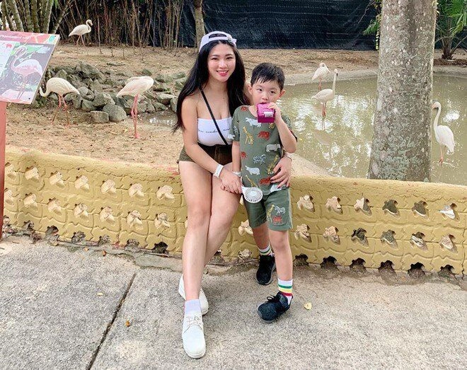 Chị gái mặc váy ngắn cũn cùng em trai gây chú ý ởphố đi bộ ai cũng tá hỏa khi biết mối quan hệ thật - 2