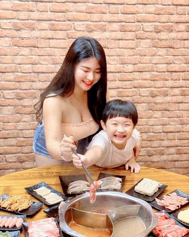 Chị gái mặc váy ngắn cũn cùng em trai gây chú ý ởphố đi bộ ai cũng tá hỏa khi biết mối quan hệ thật - 7