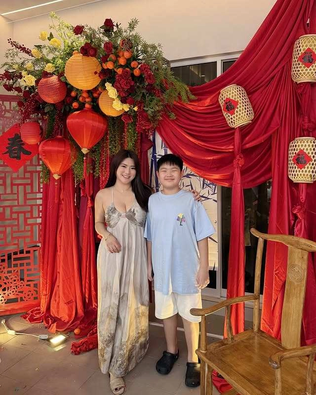 Chị gái mặc váy ngắn cũn cùng em trai gây chú ý ởphố đi bộ ai cũng tá hỏa khi biết mối quan hệ thật - 8