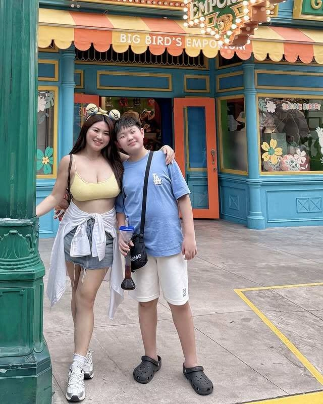 Chị gái mặc váy ngắn cũn cùng em trai gây chú ý ởphố đi bộ ai cũng tá hỏa khi biết mối quan hệ thật - 9