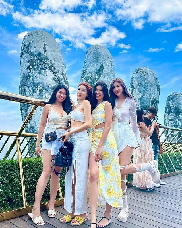 Chị gái mặc váy ngắn cũn cùng em trai gây chú ý ởphố đi bộ ai cũng tá hỏa khi biết mối quan hệ thật - 12
