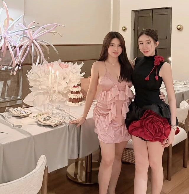 Chị gái mặc váy ngắn cũn cùng em trai gây chú ý ởphố đi bộ ai cũng tá hỏa khi biết mối quan hệ thật - 14