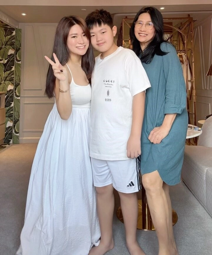 Chị gái mặc váy ngắn cũn cùng em trai gây chú ý ởphố đi bộ ai cũng tá hỏa khi biết mối quan hệ thật - 15