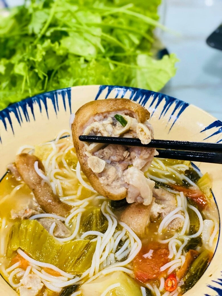 Chỉ một thay đổi nhỏ bún chân giò trở thành món ăn mới lạ ai cũng muốn thử - 11