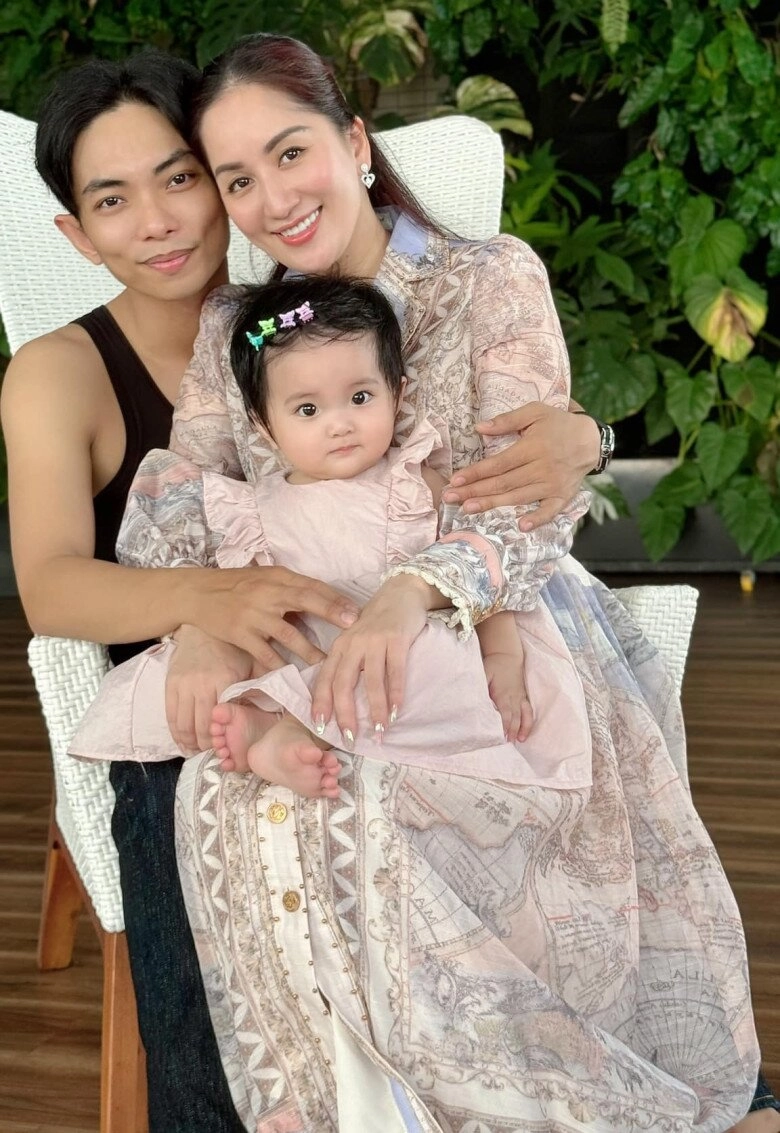 Chỉ với 1 bức ảnh chụp ở tiệc thôi nôi con gái lisa của khánh thi phan hiển gây luỵ tim vì quá xinh - 2