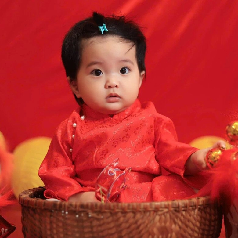 Chỉ với 1 bức ảnh chụp ở tiệc thôi nôi con gái lisa của khánh thi phan hiển gây luỵ tim vì quá xinh - 5