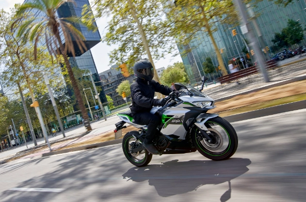 Chiếc xe điện đầu tiên của kawasaki ninja e-1 đã có giá bán chính thức - 8