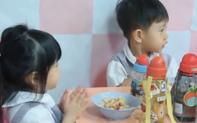 Cho con học mầm non singapore mẹ việt ngỡ ngàng khi nhìn cơm trưa ở trường - 6