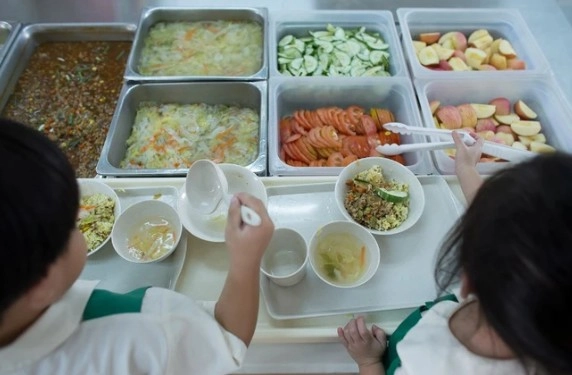 Cho con học mầm non singapore mẹ việt ngỡ ngàng khi nhìn cơm trưa ở trường - 7