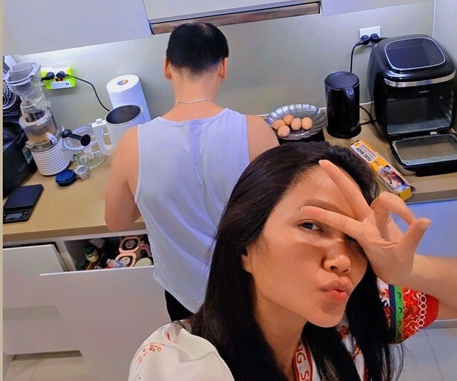 Chồng hhen niê dậy từ 5h30 để nấu ăn sáng cho vợ nàng hậu đi làm mang theo cả rổ trứng tình yêu - 1